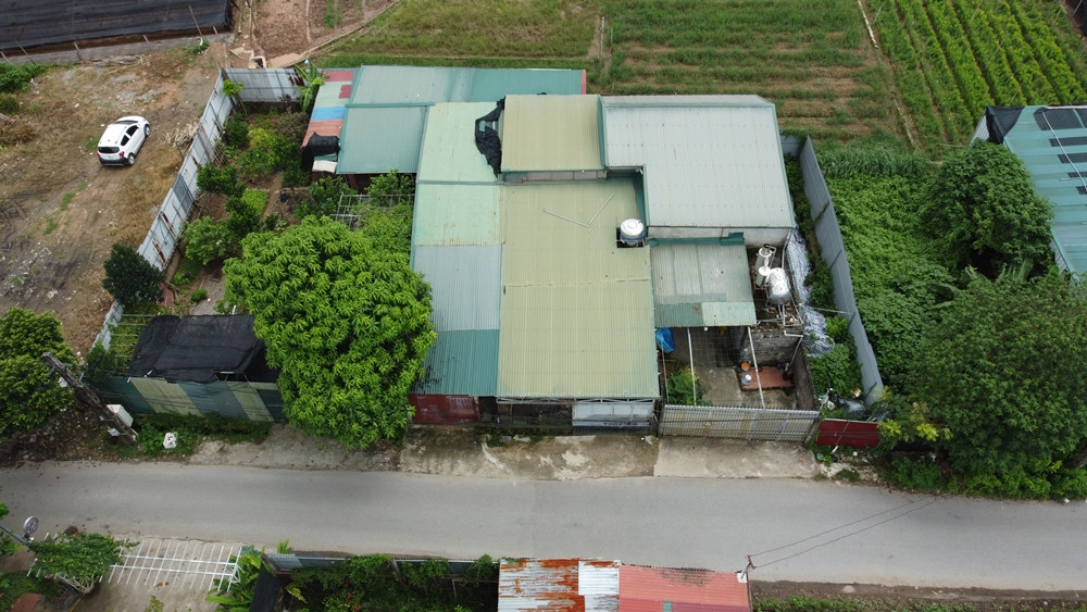 Hiện nay, hàng loạt công trình bị phản ánh xây dựng kiên cố trên đất nông nghiệp, đoạn cánh đồng khu vực đường Cầu Khoát (phường Tây Tựu) vẫn đang ngang nhiên tồn tại.