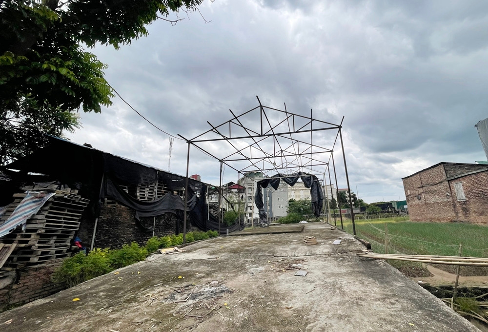 Một vài thửa nông nghiệp khác ở khu vực đoạn ngõ nối với đường DT.70A hiện đã san lấp mặt bằng, đổ nền bê tông, dựng khung sắt.