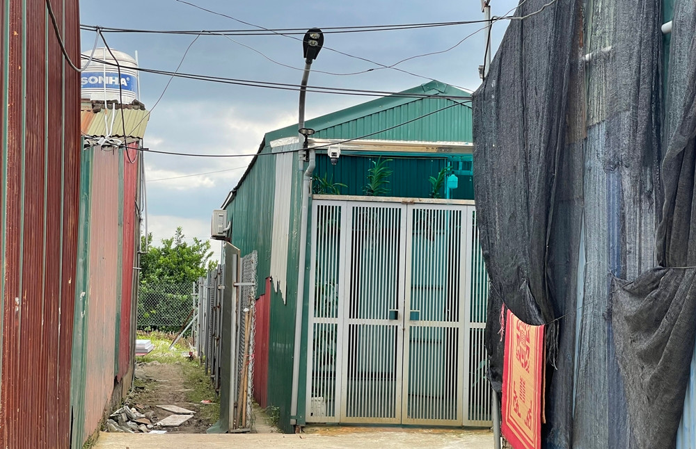 Công trình nghi vi phạm TTXD ở cống Cầu Đìa được chủ nhà lắp đặt hệ thống cửa cổng, camera an ninh giám sát chặt chẽ. Trước các phản ánh, Báo Tri thức và Cuộc sống tiếp tục liên hệ, làm việc với các cơ quan liên quan và thông tin đến bạn đọc.