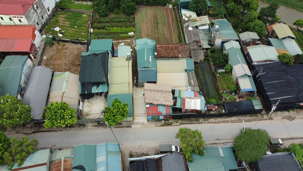 Các công trình “mọc" san sát, chủ yếu nhà cấp 4 lợp bằng mái tôn lụp xụp vẫn chưa được xử lý.