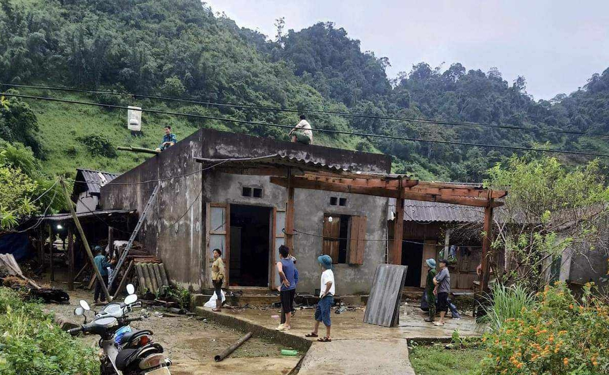 Hoa Binh: Bao so 3 Yagi gay toc mai nha cua, 400 ho dan di doi-Hinh-2