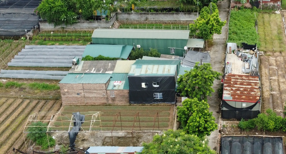 Công trình ở khu vực đoạn ngõ nối với đường DT.70A xây vươn cao lên 2 tầng, dùng bạt đen nhằm "che mắt" bên ngoài, vẫn đưa vào sử dụng, hoạt động bình thường.