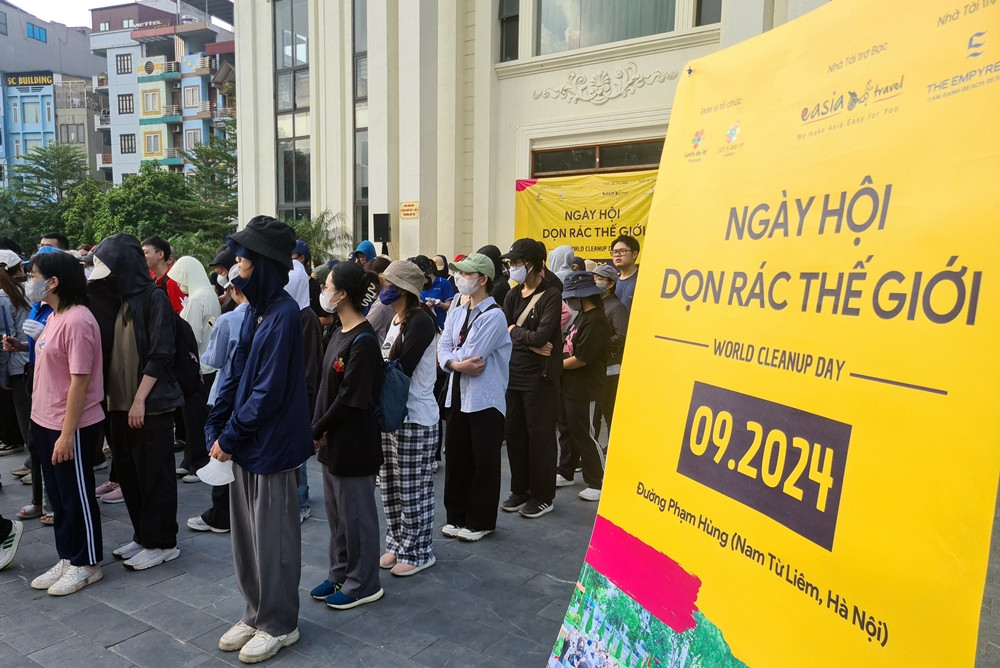 Sự kiện được dự án Let’s Do It! Hanoi phát động với sự tham gia của hơn 300 tình nguyện viên với nhiều lứa tuổi khác nhau. Theo thống kê, trung bình mỗi ngày có khoảng 7.000 tấn rác, nhưng khoảng 10% đến 15% lượng rác thải sinh hoạt không được thu gom, xử lý mà bị vứt tại các kênh, rạch hay các khu đất trống trên địa bàn thành phố.