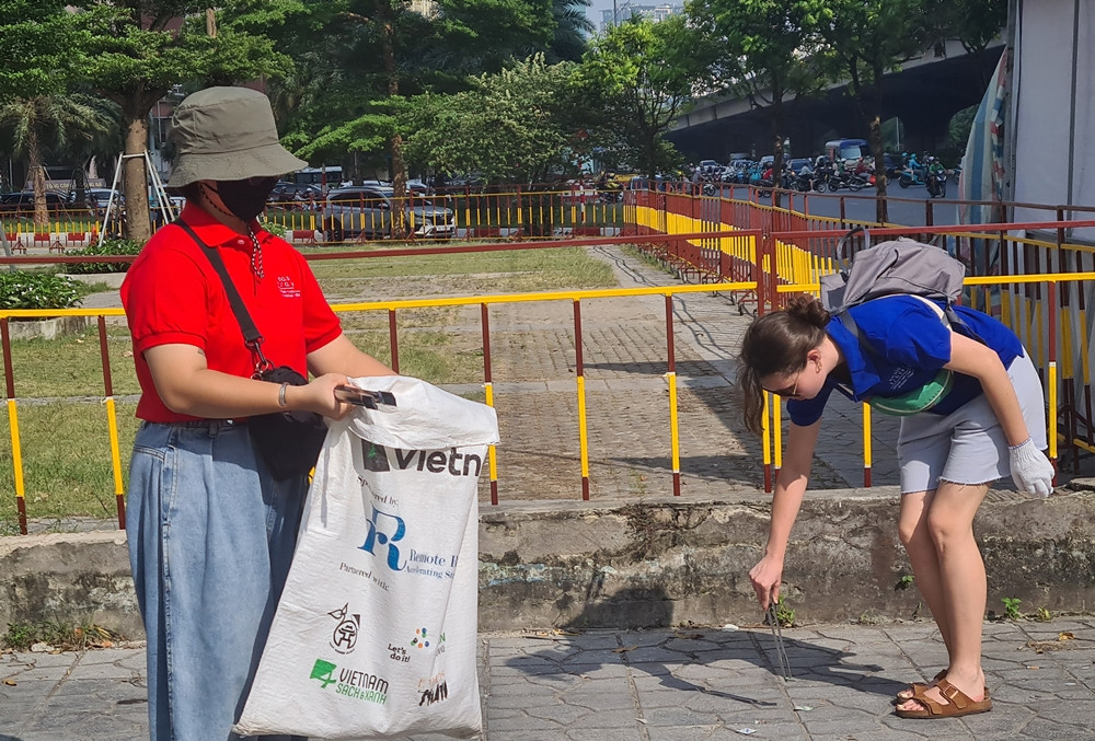 Ngày hội dọn rác còn thu hút tình nguyện viên Quốc tế tham gia nhiệt tình.