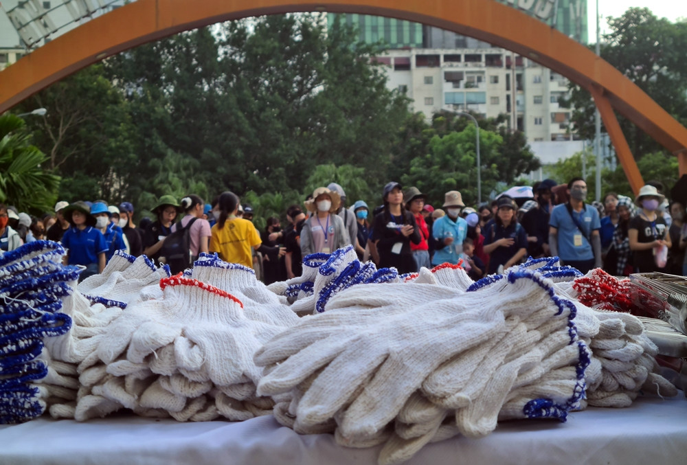 Các tình nguyện viên tham dự sự kiện này đều đã được tập huấn về cách phân loại rác và hướng dẫn an toàn khi thu gom rác. Cùng với đó, họ được cung cấp găng tay, kẹp rác và bao tải đựng rác.