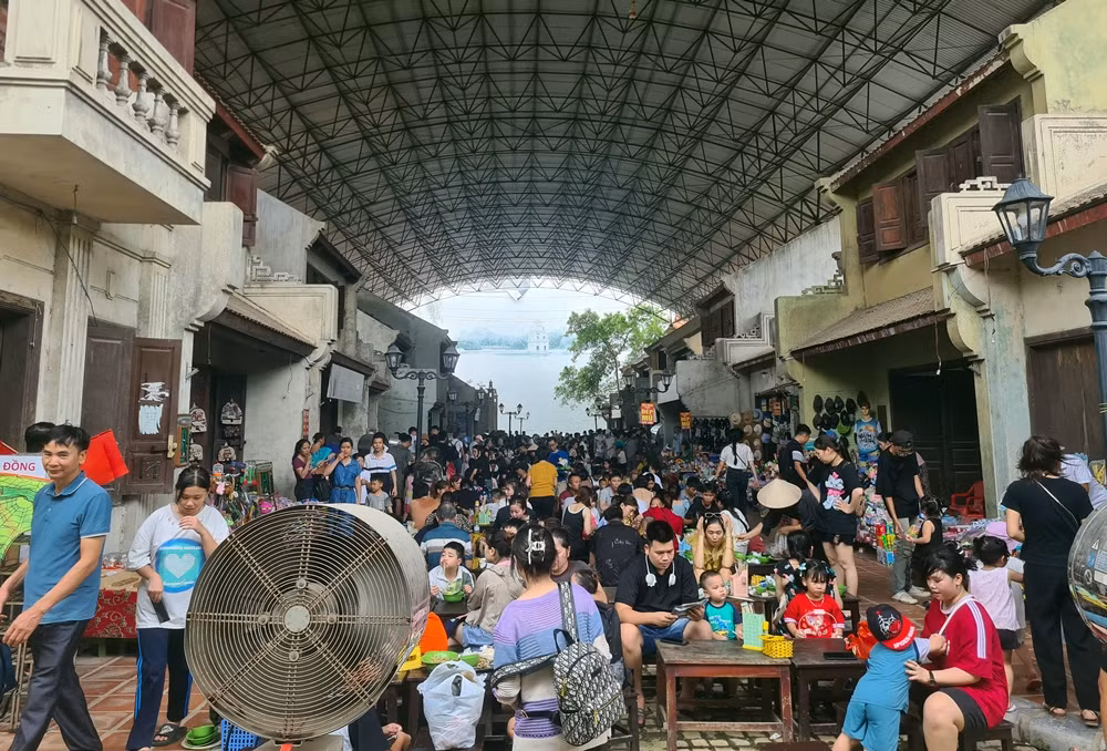 Ha Noi: Nguoi dan nuom nuop di choi le Quoc khanh 2/9-Hinh-4