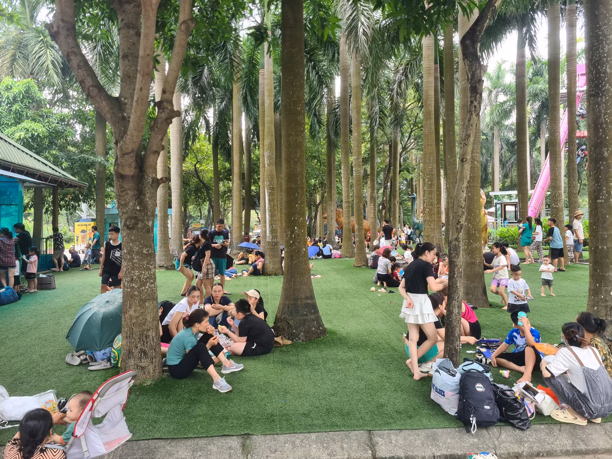 Ha Noi: Nguoi dan nuom nuop di choi le Quoc khanh 2/9-Hinh-2