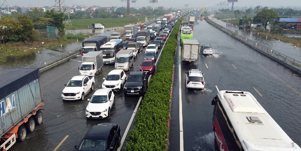 Cao tốc Pháp Vân - Cầu Giẽ vẫn ngập úng, ô tô ùn ứ kéo dài Cao toc Phap Van - Cau Gie van ngap ung, o to un u keo dai