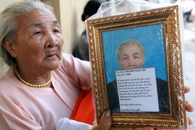 Cụ Ái vừa nhờ người chụp cho tấm ảnh sau đó đóng khung, bên trong có mẩu giấy nghi lời nhắn của bà, mong mọi người, chính quyền giúp đỡ nếu nếu chẳng may bà nhắm mắt xuôi tay.