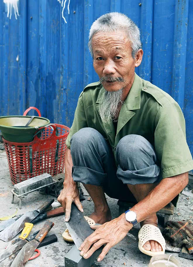 Mài dao dạo hơn 10 năm nay ở Hà Nội, ông Nguyễn Đức Phương (65 tuổi) cho biết, công việc này không chỉ giúp tôi sống tốt mà còn là niềm vui trong cuộc sống. Ngày nào nhiều việc, ông có thể kiếm được 200.000 đồng.