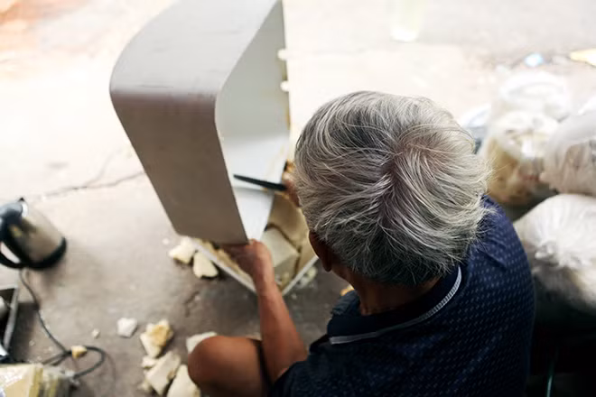 ...đến công việc chân tay khá nặng nhọc.