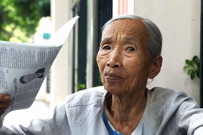 Cụ Nhâm đã bán báo dạo được hơn 10 năm nay, cụ có nhà và các con cháu sinh sống ở quận Hoàn Kiếm, cụ có lương hưu nhưng phương châm sống của cụ là không dựa vào con cháu. “Tuổi đã cao, tóc đã bạc, lưng đã còng nhưng đôi mắt tôi vẫn còn nhìn khá rõ, vẫn đọc được chữ nhỏ trên mặt báo”, cụ Nhâm chia sẻ.