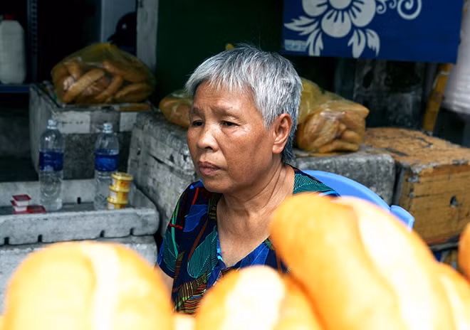 Thời tiết Hà Nội những ngày này nắng nóng nhưng bà Thảo (72 tuổi) vẫn ngồi cả ngày bán bánh mỳ ở phố Hàng Chiếu. “Tôi bán bánh mỳ đã lâu lắm rồi, chả nhớ từ năm nào, giờ tuổi đã cao, có nhà mặt phố nhưng mỗi người một việc, tôi không muốn phụ thuộc vào con cháu”.