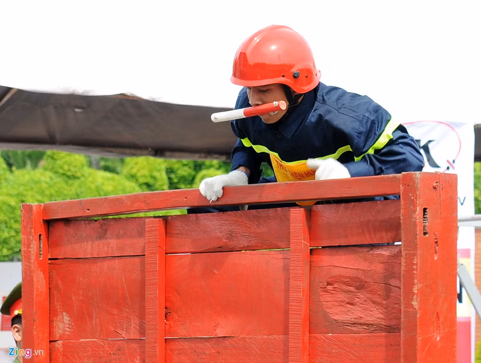 Thể hiện kỹ năng leo trèo, đu bám vượt tường cao tiếp cận hiện trường. Thiếu tướng Đỗ Minh Dũng, Phó Cục trưởng Cục phòng cháy chữa cháy và cứu hộ cứu nạn, cho hay trong bối cảnh biến đổi khí hậu toàn cầu cùng với sự phát triển kinh tế - xã hội đòi hỏi công tác cứu hộ, cứu nạn ngày càng nhiều và khó khăn.