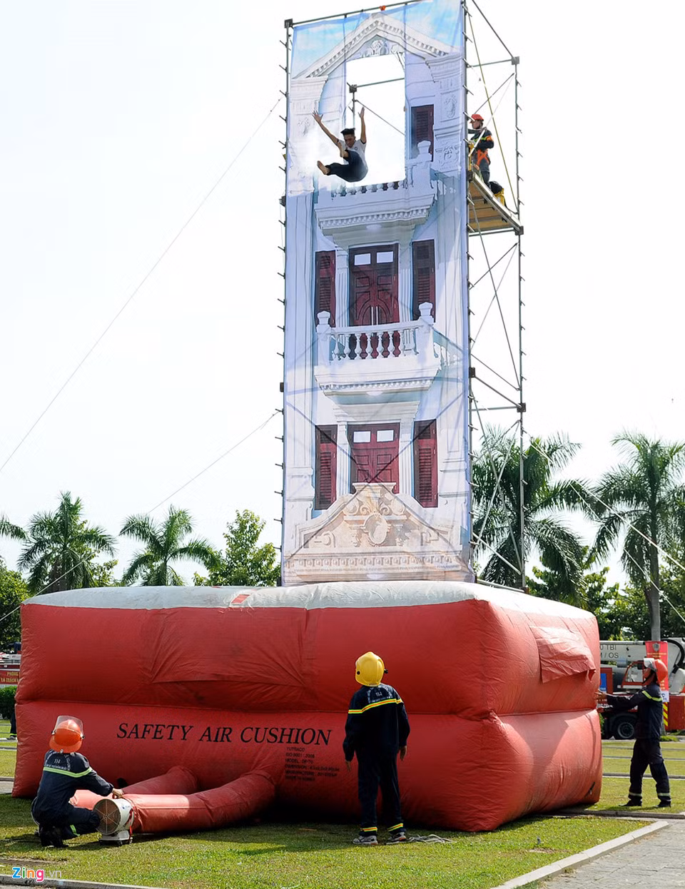 Cảnh sát dùng đệm hơi diễn tập ứng cứu người gặp nạn trong ngôi nhà cao tầng bốc cháy. Bộ Công an thành lập 11 cụm thi cả nước, trong đó cụm thi số 5 có 13 đội với hơn 200 cảnh sát Quảng Ngãi, Đà Nẵng và Thừa Thiên Huế tham gia.