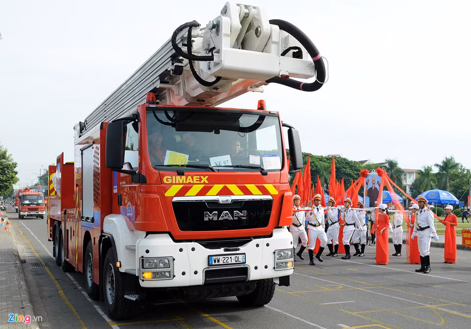 Xe thang chuyên dụng phục vụ phòng cháy, chữa cháy nhà máy lọc dầu Dung Quất, công trình trọng điểm dầu khí quốc gia được giới thiệu tại hội thi.