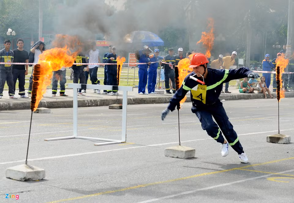 Cảnh trong phần thi cứu hộ, cứu nạn có khói, khí độc..