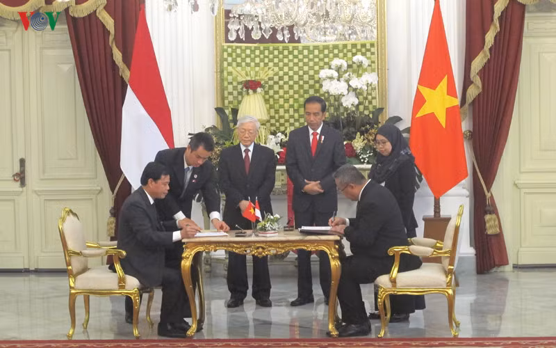Tổng Bí thư chúc mừng những thành tựu to lớn mà Chính phủ và nhân dân Indonesia đã đạt được trong thời gian qua, tin tưởng Indonesia sẽ tiếp tục thành công hơn nữa trong công cuộc xây dựng và phát triển đất nước, không ngừng nâng cao vai trò và vị thế của mình ở khu vực và trên thế giới. Tổng Bí thư khẳng định, Việt Nam đặc biệt coi trọng và dành ưu tiên cao cho việc duy trì và phát triển quan hệ hữu nghị truyền thống và hợp tác nhiều mặt với Indonesia. (Trong ảnh: Hai nhà lãnh đạo chứng kiến lễ ký các văn kiện hợp tác)
