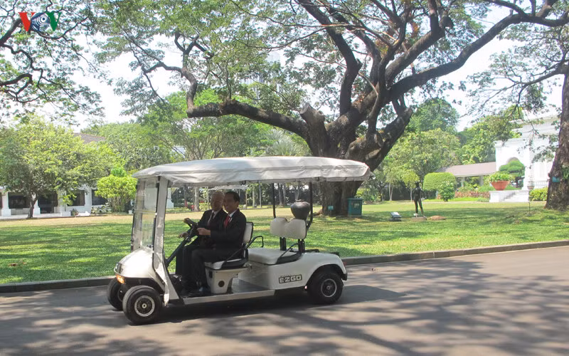 Sau lễ đón, Tổng Bí thư Nguyễn Phú Trọng đã có cuộc gặp riêng Tổng thống Joko Widodo, trước khi hai nhà lãnh đạo tiến hành hội đàm.