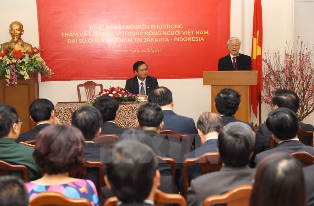 Tổng Bí thư Nguyễn Phú Trọng đến thăm và nói chuyện với cán bộ , nhân viên Đại sứ quán và Phái đoàn Việt Nam tại ASEAN, đại diện cộng đồng và doanh nghiệp Việt Nam.