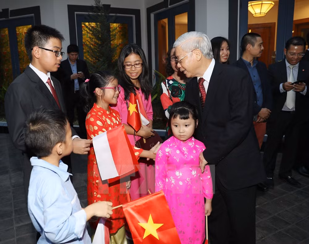 Tổng Bí thư Nguyễn Phú Trọng với con em cán bộ , nhân viên Đại sứ quán, đại diện cộng đồng Việt Nam.