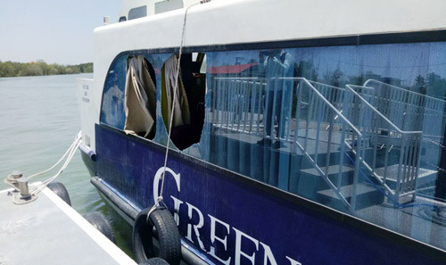 Kính của tàu cao tốc bị hư hỏng do va đập khi cập bến