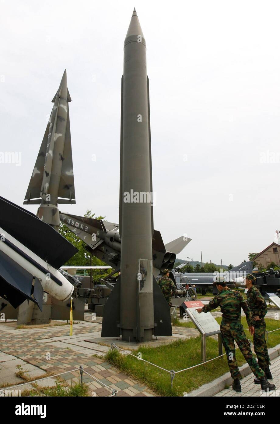 Tên lửa Scud B có tầm bắn 300 Km. Trọng lượng đầu đạn tiêu chuẩn 950Kg. Trọng lượng quả đạn tiêu chuẩn 4.500 kg.