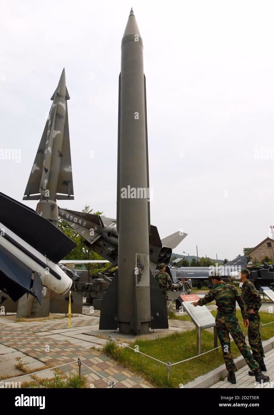 Tên lửa Scud B có tầm bắn 300 Km. Trọng lượng đầu đạn tiêu chuẩn 950Kg. Trọng lượng quả đạn tiêu chuẩn 4.500 kg.