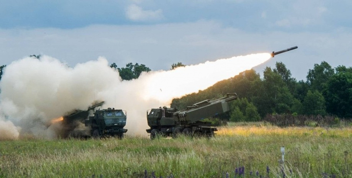 Với một kíp vận hành gồm 3 người, mỗi hệ thống HIMARS có thể thay thế bệ tên lửa đã qua sử dụng bằng bệ tên lửa mới trong vòng vài phút mà không cần sự yểm trợ của các phương tiện khác.