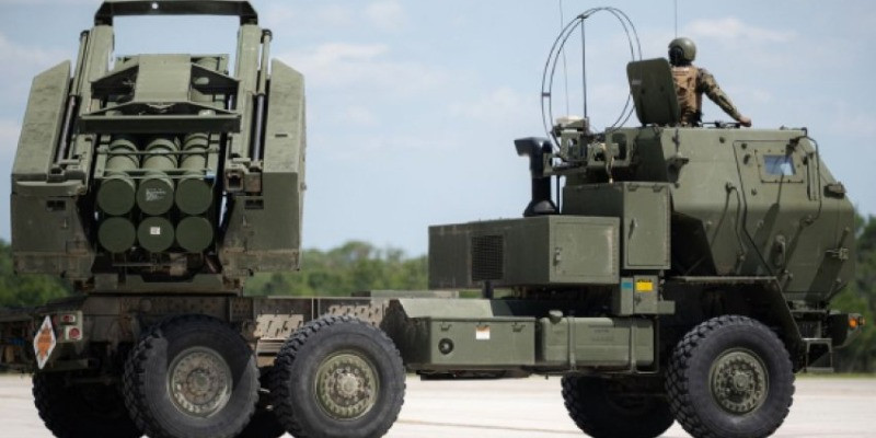 M142 HIMARS là một hệ thống pháo phản lực hạng nhẹ được phát triển từ những năm 1990 dành cho Lục quân Hoa Kỳ, được dựa trên khung gầm của xe tải M1140.