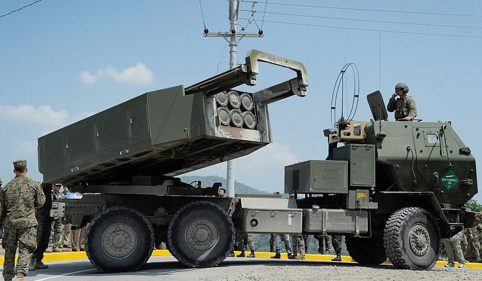 HIMARS gồm có 1 xe tải 5 tấn bọc thép được trang bị để phóng tên lửa cỡ nòng 227 mm. Mỗi hệ thống này có thể mang theo 6 tên lửa dẫn đường phóng loạt (GMLRS) với tầm bắn 70-80km.