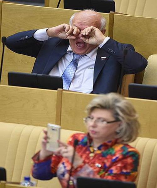 Nữ nghị sĩ “tự sướng” trong Hạ viện Nga, ở phía hàng nghế bên dưới, một nghị sĩ đang dụi mắt.