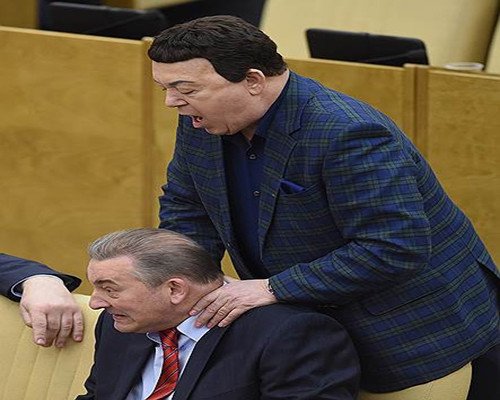 Một trong những hình ảnh hài hước trong Hạ viện Nga. Ảnh: Nét mặt có vẻ sợ hãi của một nghị sĩ khi được... massage.