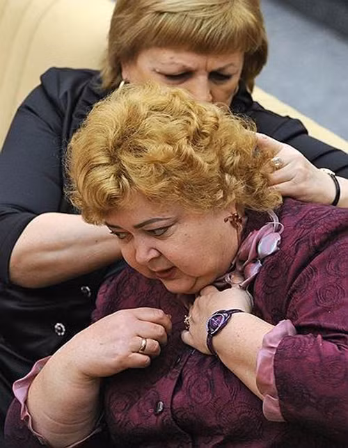 Nữ nghị sĩ Nga nhổ tóc sâu cho nhau giữa cuộc họp.