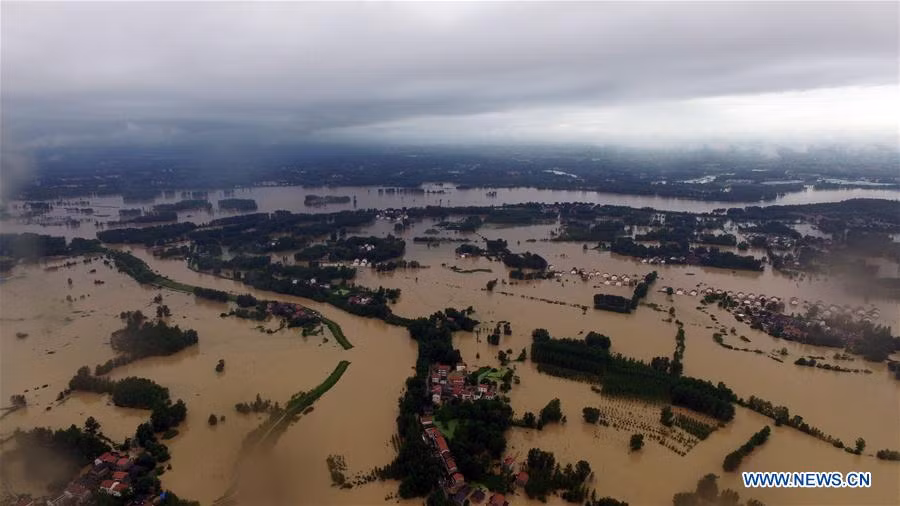 Được biết, hơn 700 nhân viên cứu hộ đã được triển khai tới những khu vực bị ảnh hưởng để giúp người dân đang mắc kẹt ở đó. 