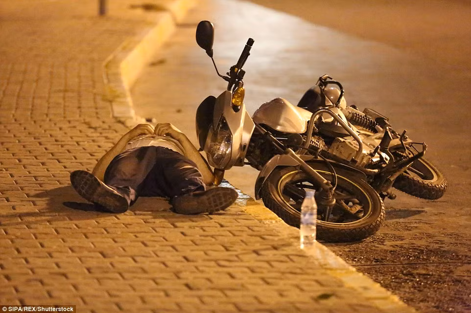 Một số người biểu tình không vũ trang bị bắn chết tối 15/7.