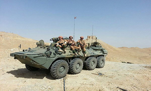 Các binh sĩ đặc nhiệm Nga ngồi trên một chiếc xe quân sự ở Palmyra, thành phố cổ vốn được UNESCO công nhận là Di sản thế giới.