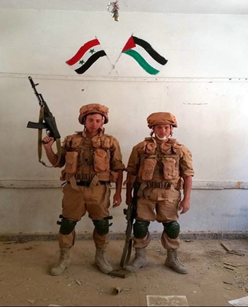 Hai binh sĩ làm nhiệm vụ tại thành phố cổ Palmyra.