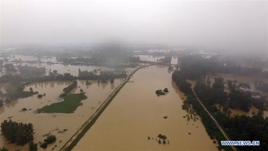 Đường phố biến thành sông sau những cơn mưa lớn ở thành phố Vũ Hán, tỉnh Hồ Bắc. 