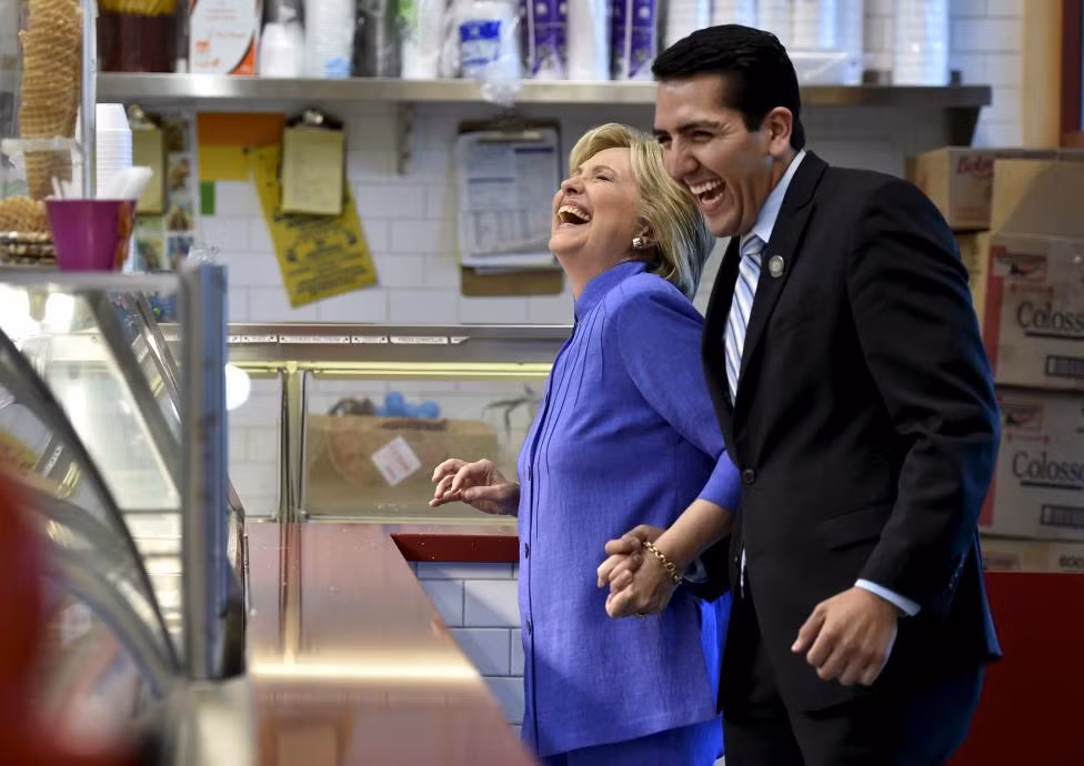 Bà Clinton cùng ủy viên hội đồng lập pháp bang Nevada, Nelson Araujo, mua kem trong sự kiện tranh cử ở Bắc Las Vegas, bang Nevada, ngày 15/10/2015.