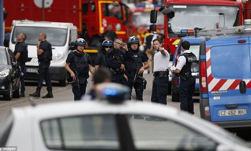 Nhận được tin báo, cảnh sát Pháp ngay lập tức được triển khai tới hiện trường.