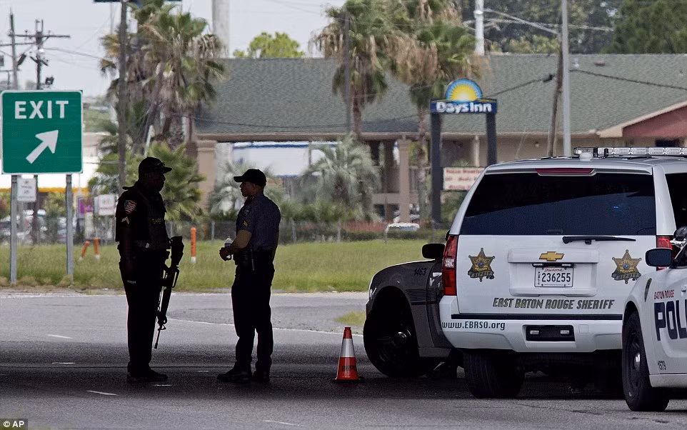 Hien truong xa sung kinh hoang khien 3 canh sat My thiet mang-Hinh-6