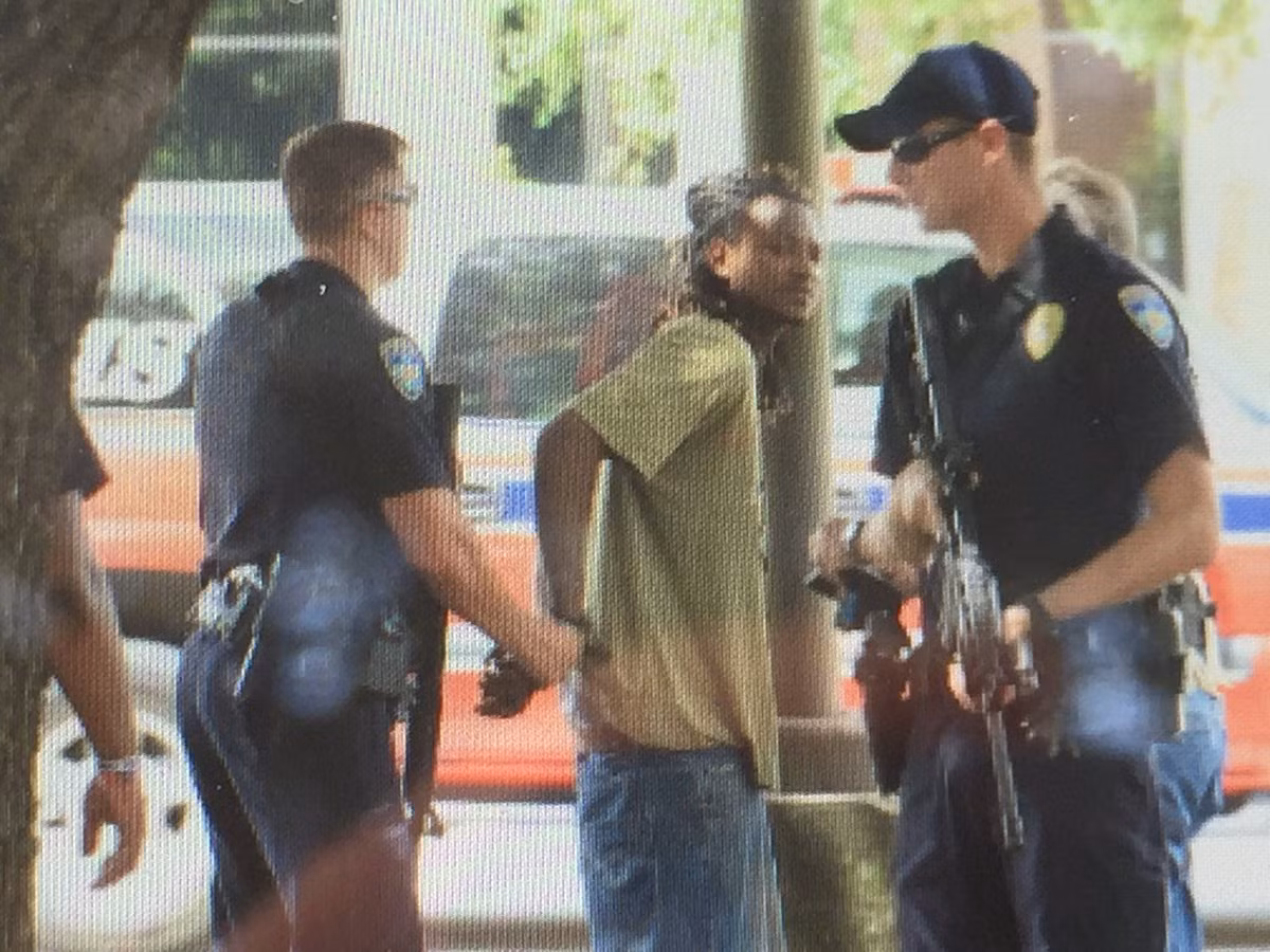 Hien truong xa sung kinh hoang khien 3 canh sat My thiet mang-Hinh-7