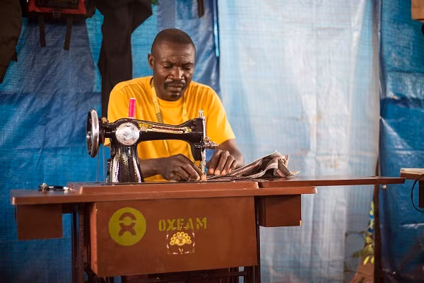 Một người tị nạn khác đến từ Burundi cũng đang sống tại Nyarugusu. Ông từng làm thầy giáo và hiện tại đang làm nghề thợ may.