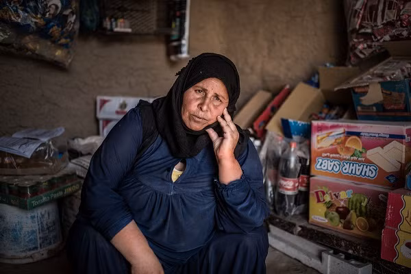 Một người phụ nữ Iraq khác cũng đang sinh sống tại làng Bugali. Bà có một gian hàng tạp hóa nhỏ.