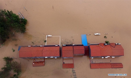 Hình ảnh những ngôi nhà ngập trong nước hôm 2/7.