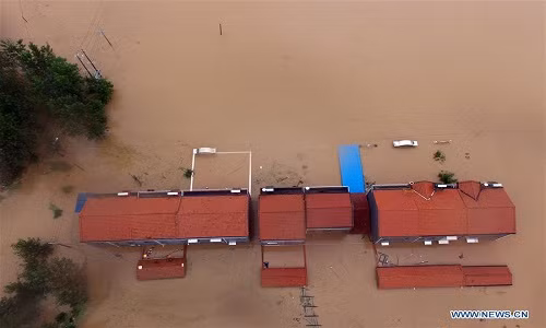 Hình ảnh những ngôi nhà ngập trong nước hôm 2/7. 