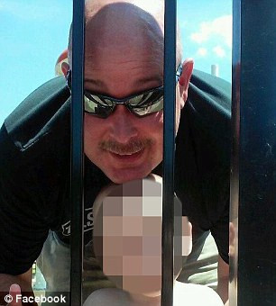 Được biết, cảnh sát Thompson, 43 tuổi, làm việc cơ quan Dallas Area Rapid Transit (DART) từ năm 2009.