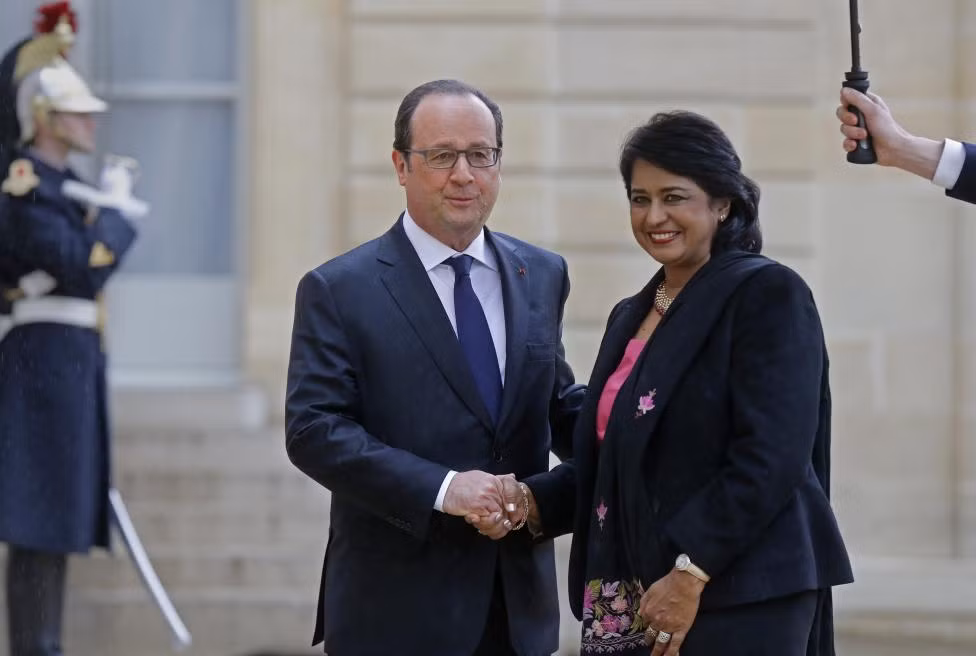 Nữ Tổng thống Mauritius Ameenah Gurib-Fakim (phải) bắt tay Tổng thống Pháp Francois Hollande ngày 30/3/2016.