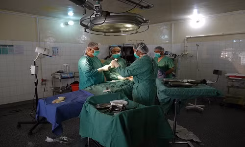 Các bác sĩ và nhân viên y tế của bệnh viện thời chiến Boost luôn đối mặt với nguy hiểm do các cuộc xung đột và sự nổi dậy của phiến quân Taliban ở Afghanistan. Ảnh: Các bác sĩ đang phẫu thuật cho một bệnh nhân tại bệnh viện Boost, tỉnh Helmand.